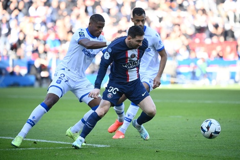 Lionel Messi en acción durante el 5 a 0 del PSG al Auxerre