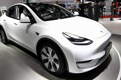 China: un Tesla en piloto automático perdió el control y mató a dos personas