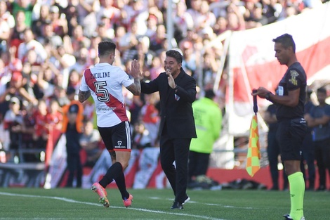 Zuculini fue a festejar su golazo con Gallardo