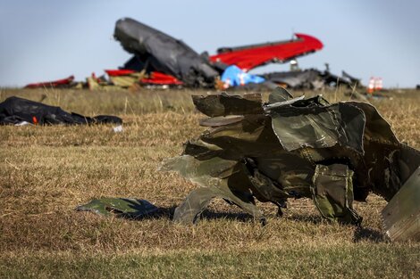 Seis personas murieron en un choque entre dos aviones clásicos que hacían acrobacias en Dallas, Estados Unidos.