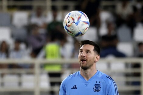 El rosarino se reunió este lunes con sus compañeros en Abu Dhabi, con quienes participó de un entrenamiento abierto al público. (Foto: Karim Sahib/AFP)