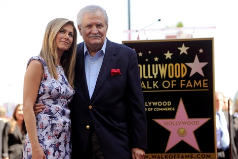 Jennifer Aniston junto a su padre John, cuando la actriz recibió su estrella en el Paseo de la Fama de Hollywood  en 2012. (Foto: AFP).