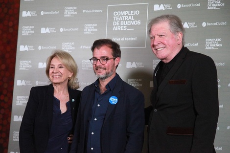 Selva Alemán y Arturo Puig (en la foto con el ministro Enrique Avogadro) protagonizarán el clásico Largo viaje de un día hacia la noche. 