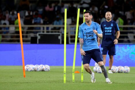 Lionel Messi se entrena en el estadio Bin Zayed de Abu Dhabi; detrás, Walter Samuel. (Fuente: AFP)