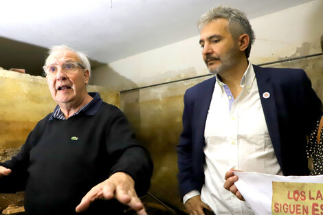 Pablo Díaz en el sótano del Pozo de Banfield junto a Matías Moreno y Marta Ungaro.