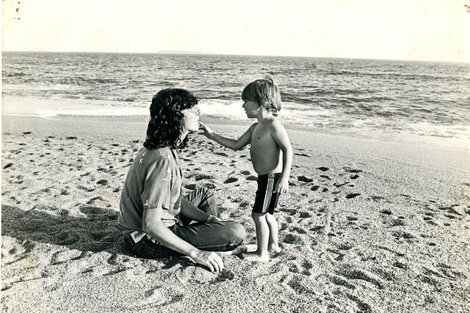 Con su hijo Migue, fotografiado en Punta del Este, durante el verano de 1981.