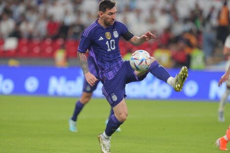 Lionel Messi metió uno de los goles de la victoria 5 a 0 ante Emiratos Árabes Unidos. Imagen: @argentina. 