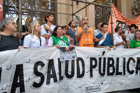 Trabajadores de los sistemas de salud se movilizaron frente a Gobernación.