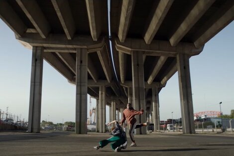 Con una coreografía filmada en La Boca y son los  AirPods Pro de segunda generación  como estrellas, Apple lanzó su campaña navideña. (Foto: Apple)