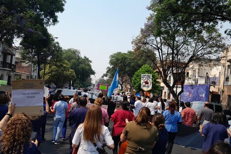 La grieta entre médicos y no médicos, en dos plazas llenas 