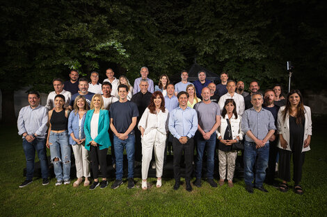 La foto de familia en la residencia, antes de comer el asado y discutir el futuro.