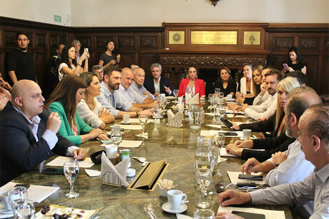 La reunión opositora en el Concejo para analizar los presupuestos oficiales dejó cuestiones a discutir.