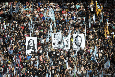 Los carteles de Cristina y Néstor Kirchner y los de Eva y Juan Perón en el acto en el Estadio Unico de La Plata.