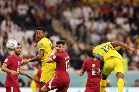 Enner Valencia convirtió los dos goles de la victoria de Ecuador ante Qatar. 