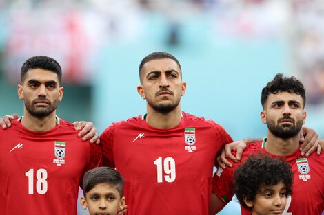 Irán: los jugadores no cantaron el himno y los hinchas protestaron