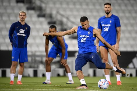 Francia va contra la maldición del campeón y la macumba propia