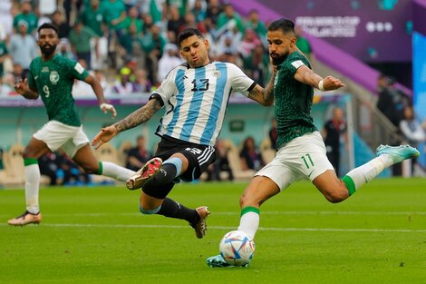 Cuti Romero va al cruce en el primer gol saudí: no llegó. Presentación complicada del central