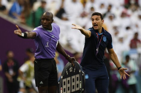 Scaloni protesta casi que en coreografía con el cuarto árbitro, el senegalés Maguette Ndiaye.