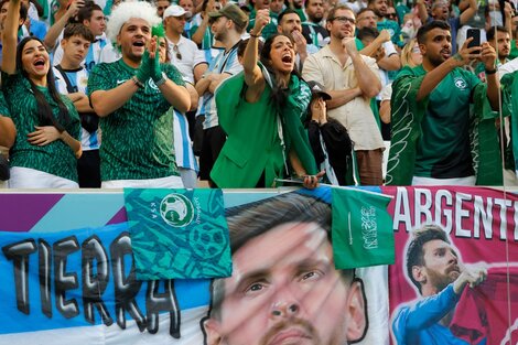 Banderas de Messi, festejos saudíes, brazos cruzados argentinos (Fuente: AFP)