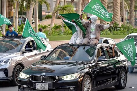 Los empleados y estudiantes de Arabia Saudita tendrán feriado para festejar la victoria ante Argentina. Imagen: AFP. 