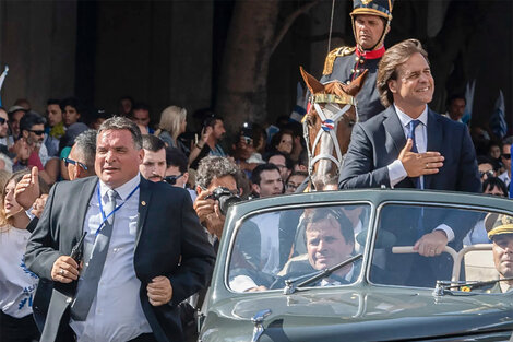 Astesiano, a la izquierda, junto al presidente Lacalle Pou.  (Fuente: AFP)