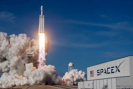 El cohete Falcon 9 lleva una nueva cápsula Dragon, con suminsitros para la Estación Espacial Internacional. 