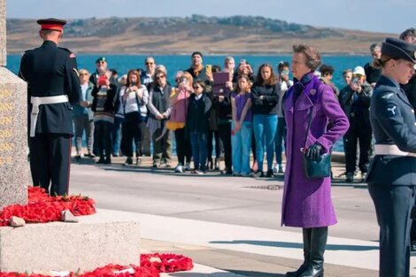 La princesa Ana de Reino Unido en las islas Malvinas, donde tuvo varias actividades oficiales. La Cancillería argentina indicó que la visita fue “en ejercicio de la ocupación ilegal británica”. (Foto: Twitter)