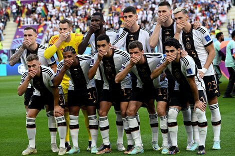 Mundial: el gesto de los jugadores de Alemania para protestar contra Qatar  y la FIFA | En rechazo a la censura del brazalete LGBTIQ+ | PÃ¡gina12