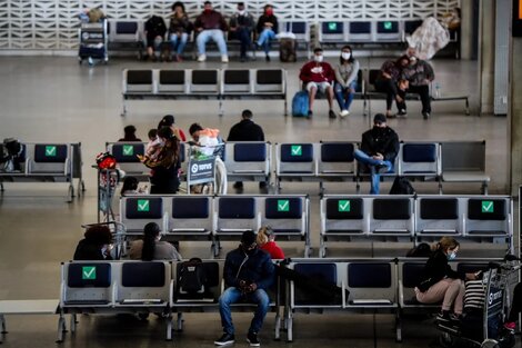 Brasil vuelve a imponer el uso de barbijos en aeropuertos y aviones. Imagen: EFE. 