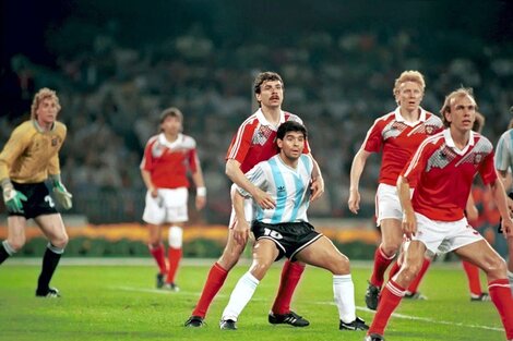 Los soviéticos rodean a Maradona en el 2-0 de Italia '90 (Fuente: AFP)