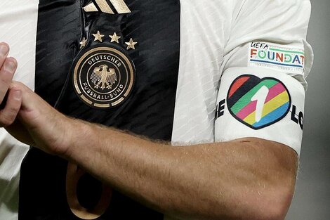 Siete selecciones decidieron no usar el brazalete "One Love" del arcoirís por las amenazas de sanciones de la FIFA. (Imagen: Télam)