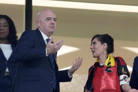 Hadja Lahbib con el brazalete "One LOve" en el palco oficial del estadio Ahmad bin Ali