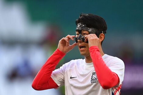 Heung-min Son, el capitán de Corea del Sur que utilizó la máscara protectora este jueves ante Uruguay. 