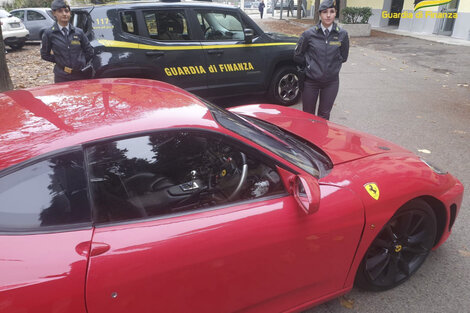La falsa Ferrari que un joven construyó a partir de un Toyota.