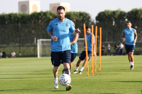 Messi tiene una molestia en el sóleo pero se entrenó con sus compañeros