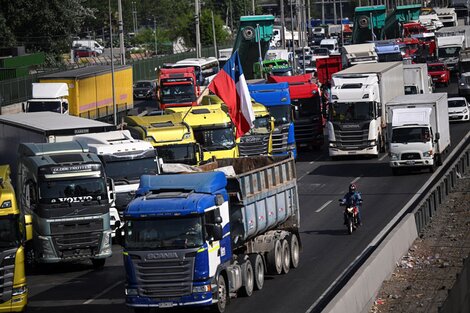 Camiones bloquean parcialmente la ruta 5 en la entrada a Santiago.