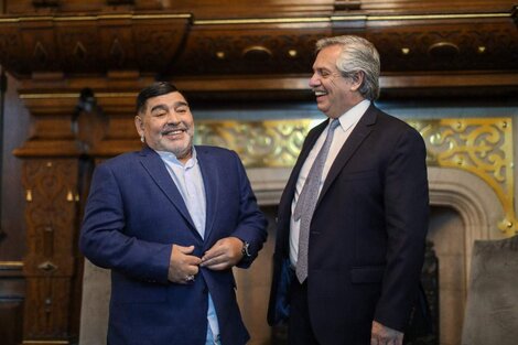 Fernández con Maradona en la Casa Rosada, poco después de su asunción como Presidente. 