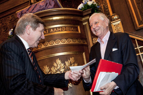 Enzensberger recibiendo un premio en 2010. 