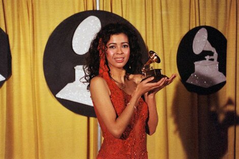 Irene Cara con uno de los dos Grammys que recibió en 1984 por la canción de "Flashdance". 