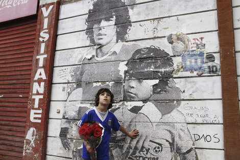 Flores en el estadio Diego Maradona, de Argentinos Juniors. (Fuente: Foto Claudia Chávez / Gentileza Un Dios Salvaje)
