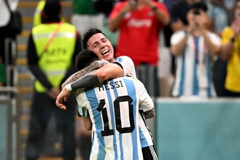 Enzo Fernández y el abrazo con Messi tras su golazo ante México