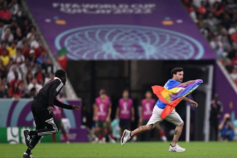 Mundial Qatar 2022: un hincha interrumpió Portugal-Uruguay con la bandera LGBTIQ+