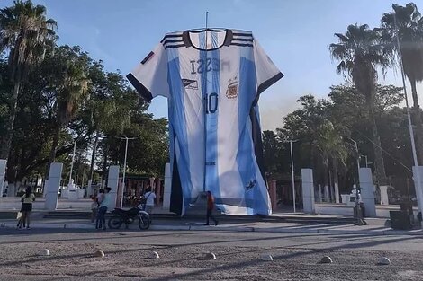 La camiseta más grande de la Selección es de la “República de Yrigoyen”