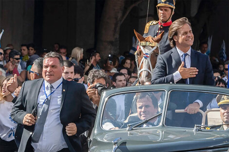 Alejandro Astesiano, a la izquierda, cuando todavía ejercía como jefe de la custodia del presidente uruguayo Luis Lacalle Pou.