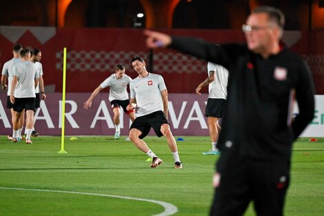 A correr se ha dicho. Michniewicz dirige y Lewandowski transpira