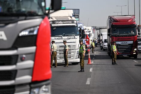 Chile: empresarios ayudan a Gabriel Boric a poner fin al paro de camioneros