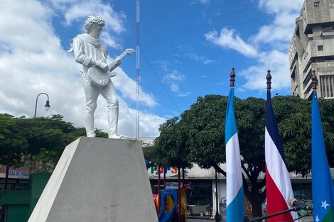 Costa Rica ya tiene su estatua de Gustavo Cerati de 2,30 metros de altura