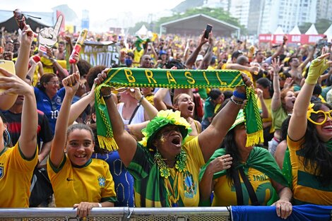 Hinchas en Copacabana gritan el gol contra Suiza.