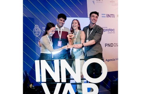 Rocio Fernandez, Víctor Juárez, Julieta
Pagella, Daniel Obernauer son los
estudiantes de Ingeniería Biomédica que
crearon el dispositivo (Gentileza (UNC)