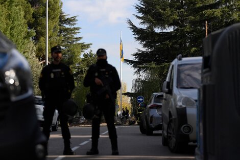 Policías españoles cuidan la embajada de Ucrania después del atentado.